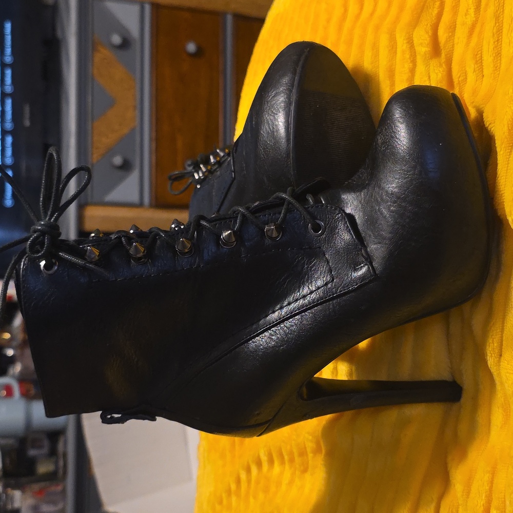 Bakers Black Heeled Leather Lace-Up Boots with Studs, Sz 8